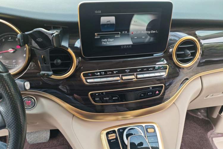 Used Mercedes-Benz V-Class 2016 V 260 Avantgarde Edition Audio And AC Panel