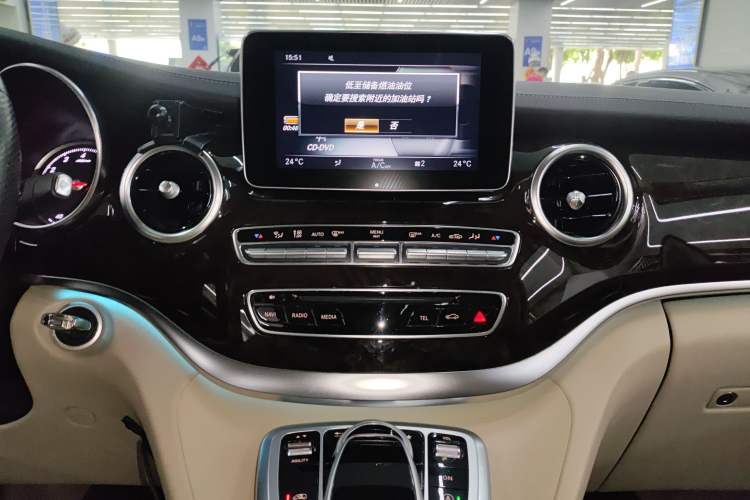 Used Mercedes-Benz V-Class 2016 V 260 Prestige Edition Audio And AC Panel
