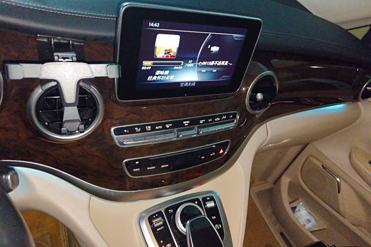 Used Mercedes-Benz V-Class 2016 V 260 L Prestige Extended Edition Audio And AC Panel