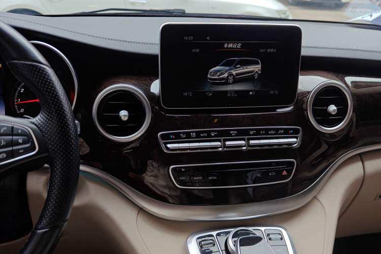 Used Mercedes-Benz V-Class 2016 V 260 Prestige Edition Audio And AC Panel