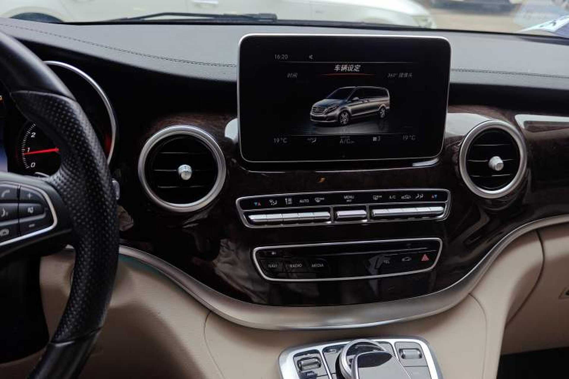 Used Mercedes-Benz V-Class 2016 V 260 Prestige Edition Audio And AC Panel