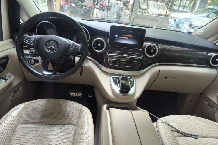 Used Mercedes-Benz V-Class 2016 V 260 L Prestige Extended Edition Center Console