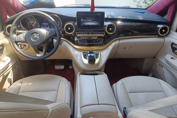 Used Mercedes-Benz V-Class 2016 V 260 L Prestige Extended Edition Center Console