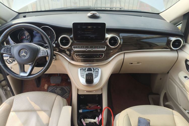 Used Mercedes-Benz V-Class 2016 V 260 Avantgarde Edition Center Console