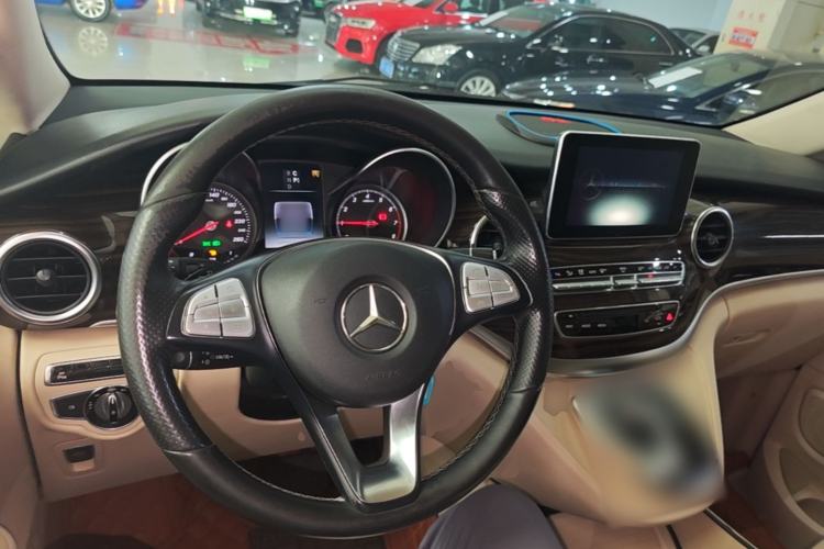 Used Mercedes-Benz V-Class 2016 V 260 Avantgarde Edition Center Console