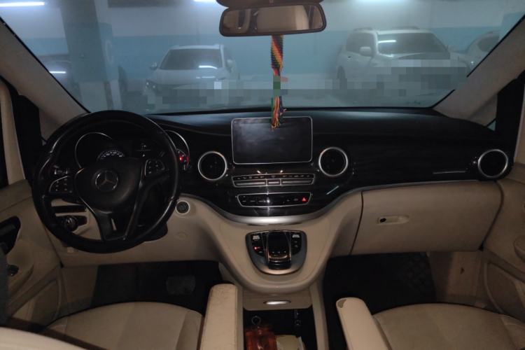 Used Mercedes-Benz V-Class 2016 V 260 Avantgarde Edition Center Console