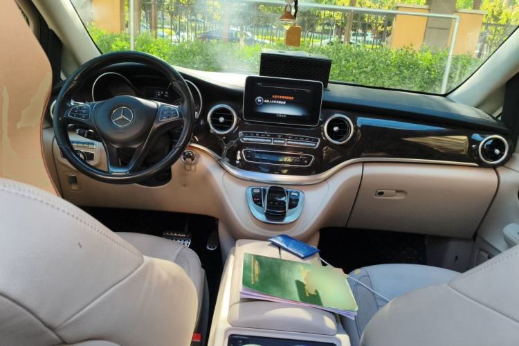 Used Mercedes-Benz V-Class 2016 V 260 L Prestige Extended Edition Center Console