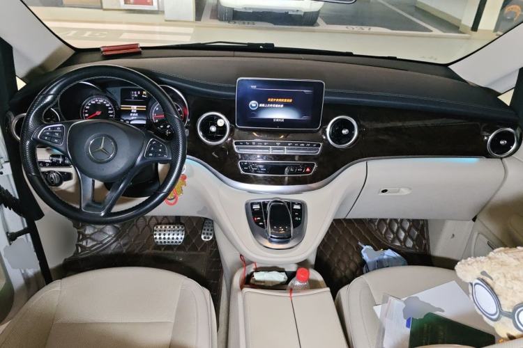 Used Mercedes-Benz V-Class 2016 V 260 L Prestige Extended Edition Center Console