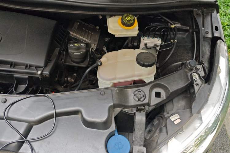 Used Mercedes-Benz V-Class  Engine Bay Left