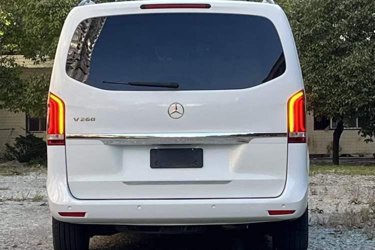 Used Mercedes-Benz V-Class 2016 V 260 Avantgarde Edition Exterior 4