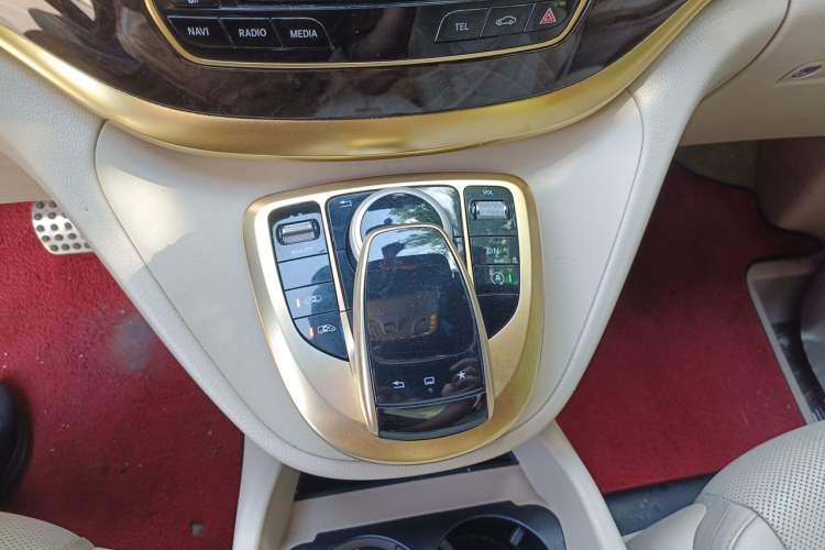 Used Mercedes-Benz V-Class 2016 V 260 L Prestige Extended Edition Gear Lever