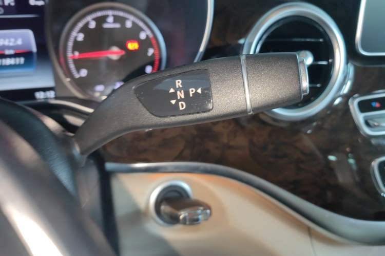 Used Mercedes-Benz V-Class 2016 V 260 L Prestige Extended Edition Gear Lever