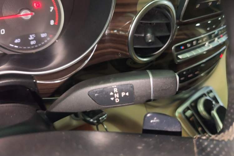 Used Mercedes-Benz V-Class 2016 V 260 Avantgarde Edition Gear Lever