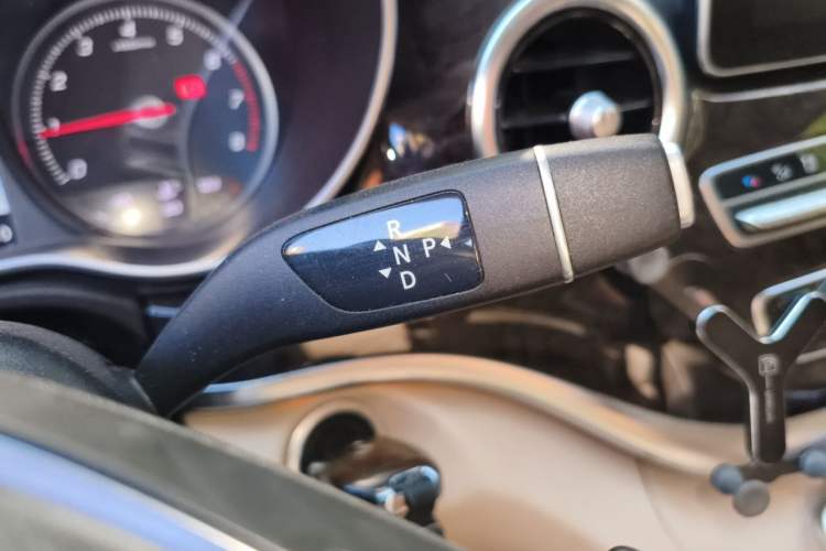 Used Mercedes-Benz V-Class 2016 V 260 L Prestige Extended Edition Gear Lever