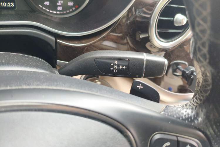 Used Mercedes-Benz V-Class 2016 V 260 L Prestige Extended Edition Gear Lever