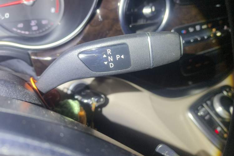 Used Mercedes-Benz V-Class 2016 V 260 L Prestige Extended Edition Gear Lever
