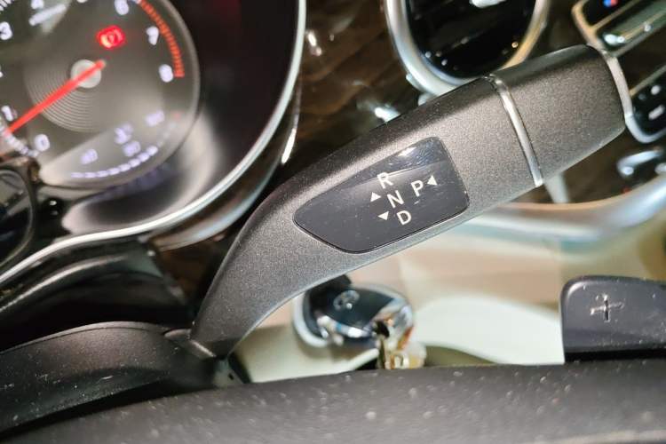 Used Mercedes-Benz V-Class 2016 V 260 L Prestige Extended Edition Gear Lever
