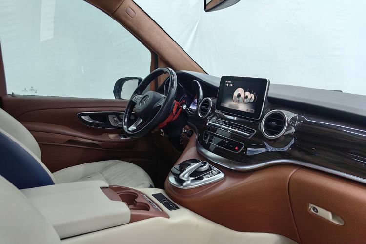Used Mercedes-Benz V-Class 2016 V 260 Avantgarde Edition Interior 2