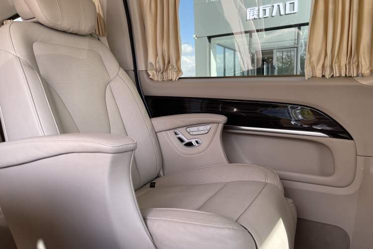 Used Mercedes-Benz V-Class 2016 V 260 Avantgarde Edition Interior 3