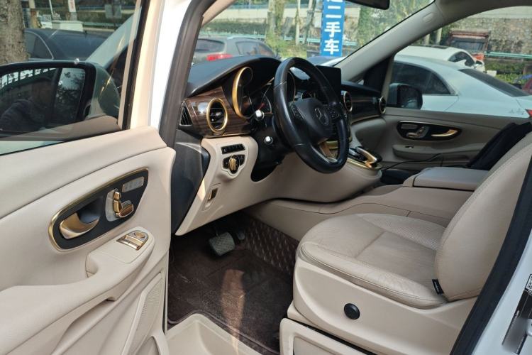 Used Mercedes-Benz V-Class 2016 V 260 Avantgarde Edition Interior 3