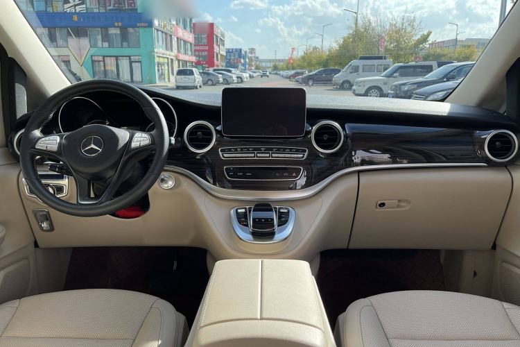 Used Mercedes-Benz V-Class 2016 V 260 Avantgarde Edition Interior 4