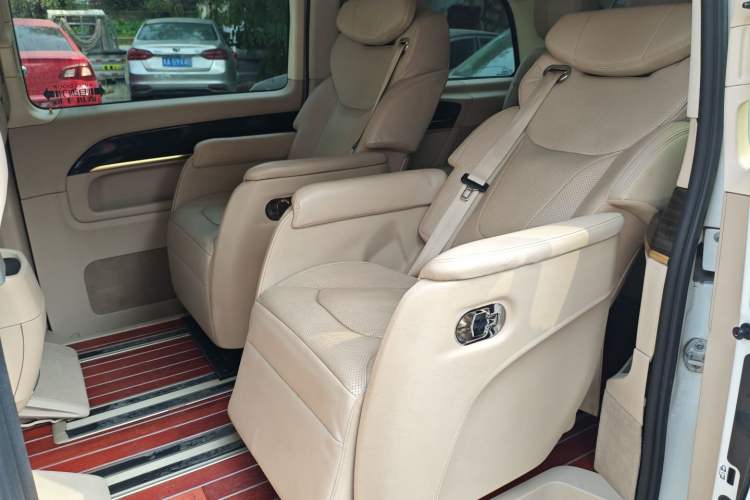 Used Mercedes-Benz V-Class 2016 V 260 Avantgarde Edition Interior 4