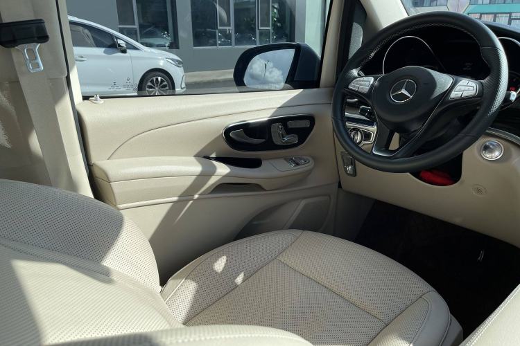 Used Mercedes-Benz V-Class 2016 V 260 Avantgarde Edition Interior 5