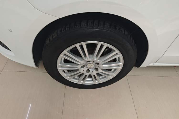 Used Mercedes-Benz V-Class 2016 V 260 Avantgarde Edition Left Front Wheel Hub