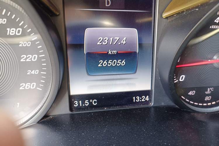 Used Mercedes-Benz V-Class 2016 V 260 L Prestige Extended Edition Odometer Close Up