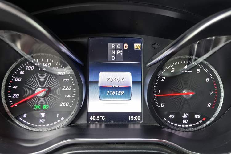 Used Mercedes-Benz V-Class 2016 V 260 Avantgarde Edition Odometer Close Up