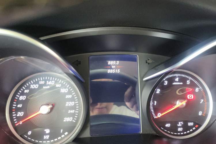 Used Mercedes-Benz V-Class 2016 V 260 Avantgarde Edition Odometer Close Up