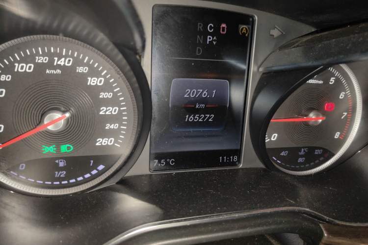 Used Mercedes-Benz V-Class 2016 V 260 Avantgarde Edition Odometer Close Up