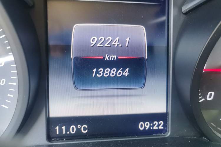 Used Mercedes-Benz V-Class 2016 V 260 Prestige Edition Odometer Close Up