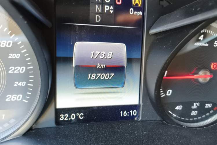 Used Mercedes-Benz V-Class 2016 V 260 L Prestige Extended Edition Odometer Close Up
