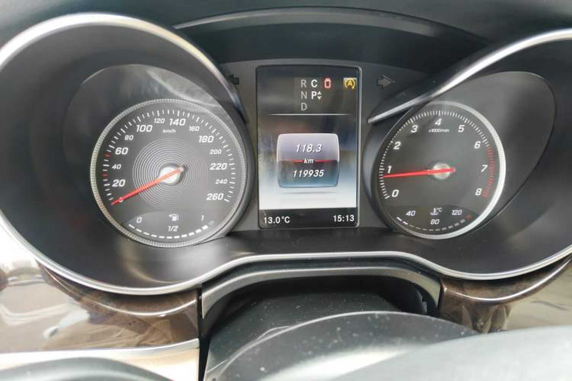 Used Mercedes-Benz V-Class 2016 V 260 Avantgarde Edition Odometer Close Up