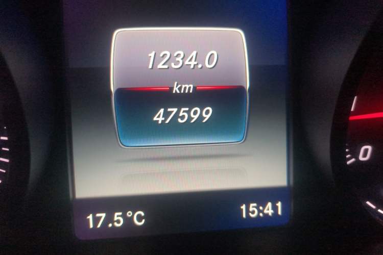 Used Mercedes-Benz V-Class 2016 V 260 L Prestige Extended Edition Odometer Close Up