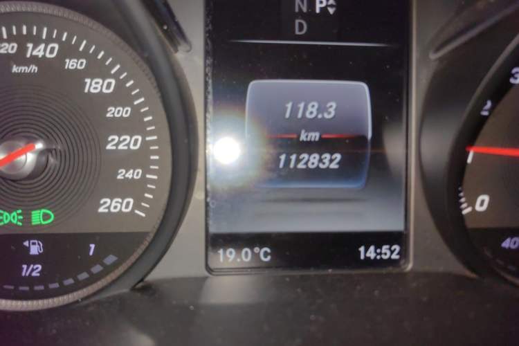 Used Mercedes-Benz V-Class 2016 V 260 Prestige Edition Odometer Close Up