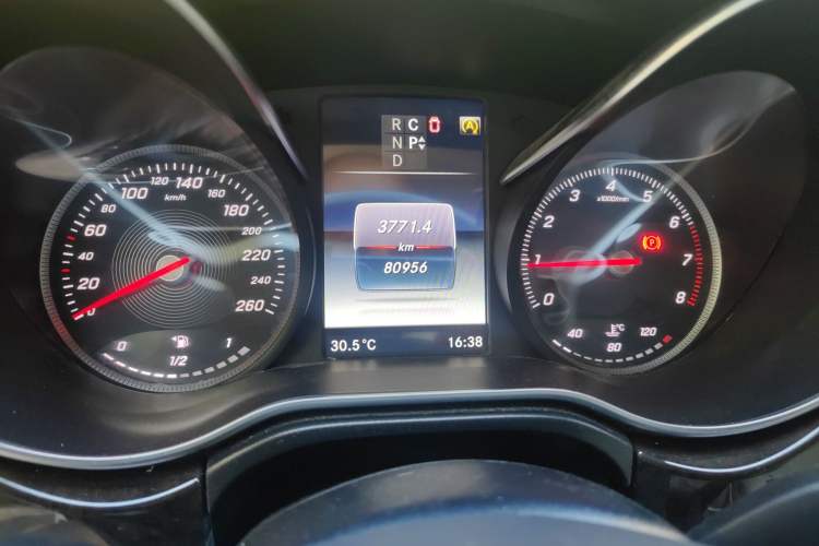 Used Mercedes-Benz V-Class 2016 V 260 Prestige Edition Odometer Close Up