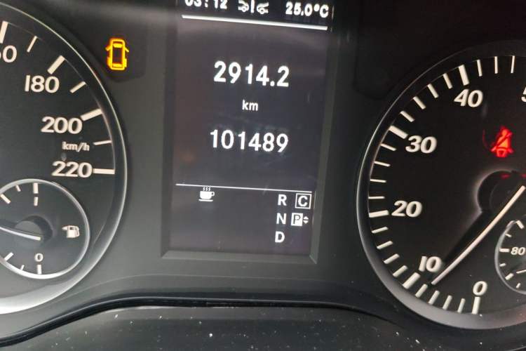 Used Mercedes-Benz V-Class  Odometer Close Up