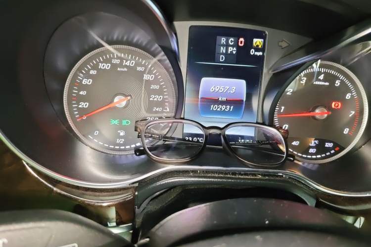 Used Mercedes-Benz V-Class 2016 V 260 L Prestige Extended Edition Odometer Close Up