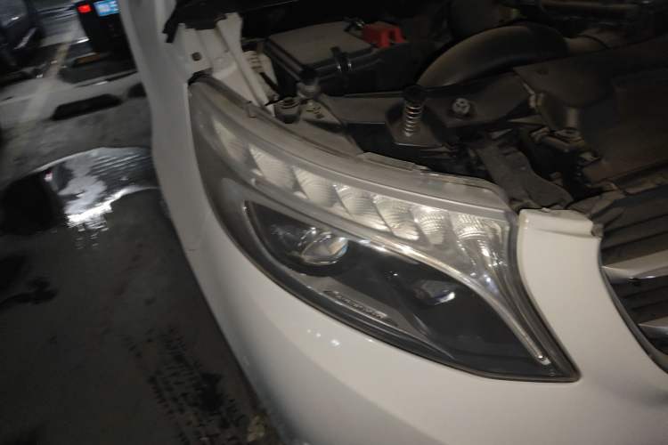 Used Mercedes-Benz V-Class 2016 V 260 Avantgarde Edition Right Front Headlight