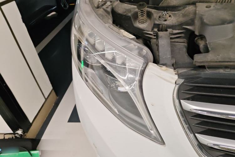 Used Mercedes-Benz V-Class 2016 V 260 L Prestige Extended Edition Right Front Headlight