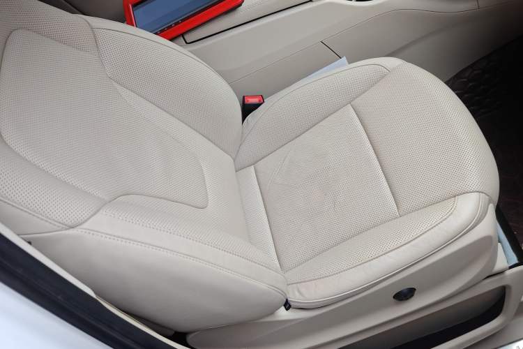 Used Mercedes-Benz V-Class 2016 V 260 Prestige Edition Right Front Seat