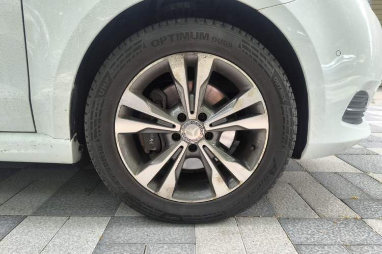 Used Mercedes-Benz V-Class 2016 V 260 L Prestige Extended Edition Right Front Wheel Hub