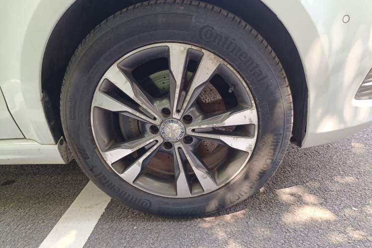 Used Mercedes-Benz V-Class 2016 V 260 L Prestige Extended Edition Right Front Wheel Hub