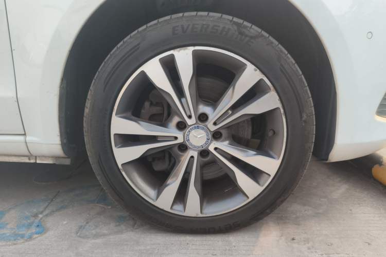 Used Mercedes-Benz V-Class 2016 V 260 Avantgarde Edition Right Front Wheel Hub