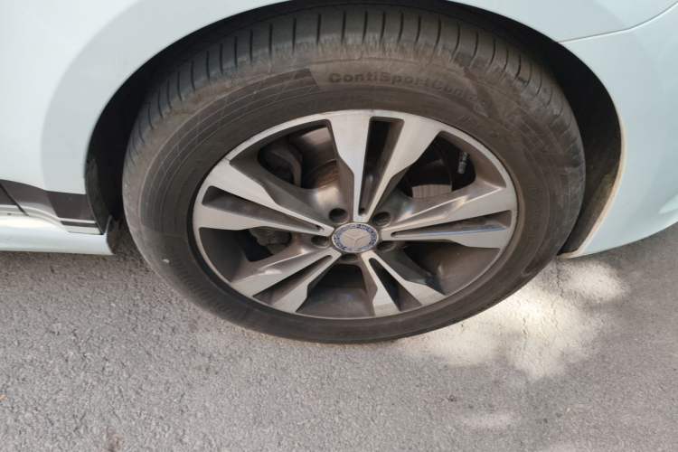Used Mercedes-Benz V-Class 2016 V 260 L Prestige Extended Edition Right Front Wheel Hub