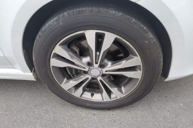 Used Mercedes-Benz V-Class 2016 V 260 L Prestige Extended Edition Right Front Wheel Hub