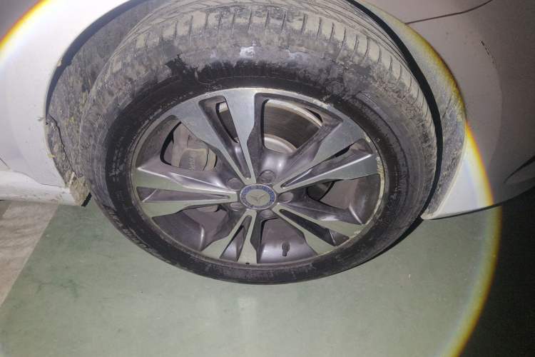 Used Mercedes-Benz V-Class 2016 V 260 L Prestige Extended Edition Right Front Wheel Hub