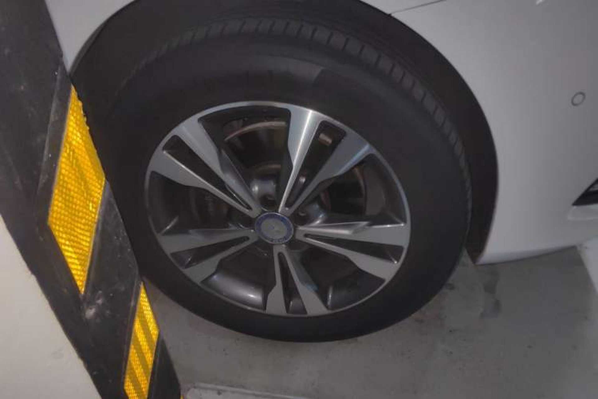 Used Mercedes-Benz V-Class 2016 V 260 Prestige Edition Right Front Wheel Hub